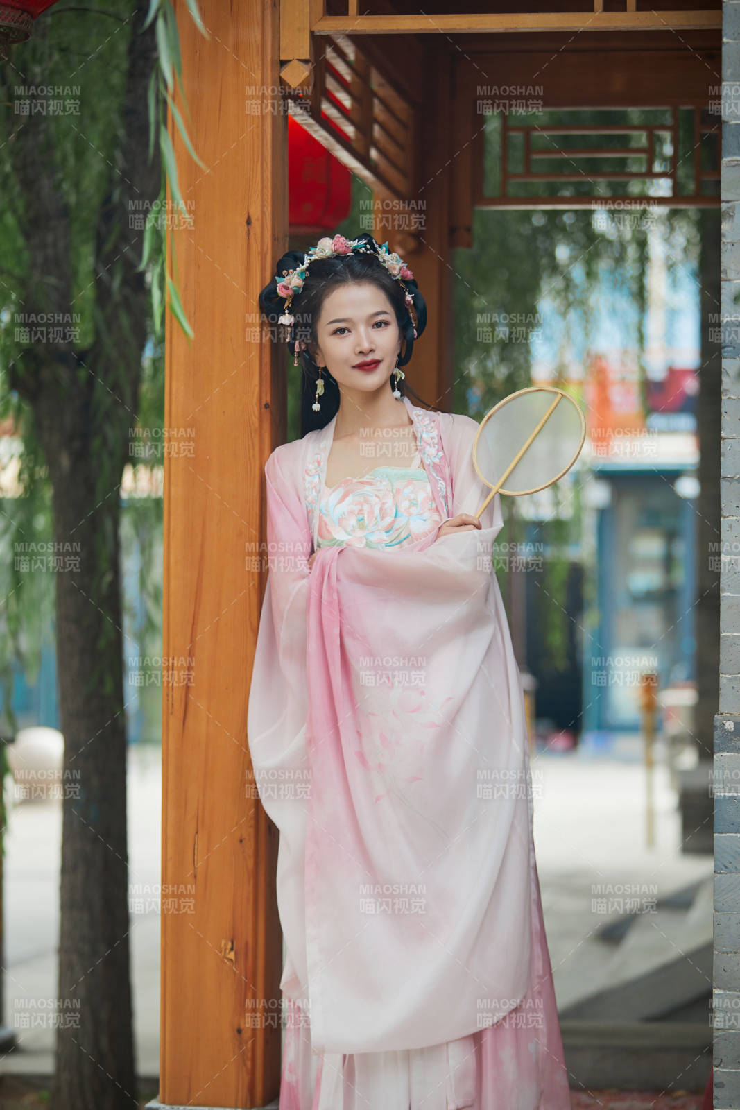 穿着汉服在古城拍照的东方美女-摄影图