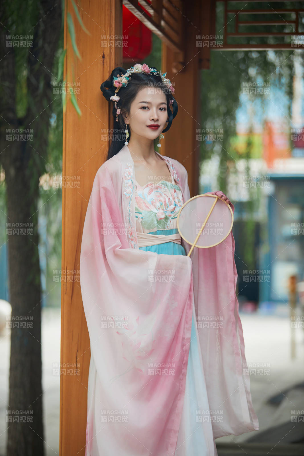 穿着汉服在古城拍照的东方美女