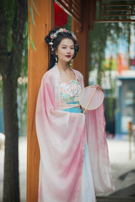 穿着汉服在古城拍照的东方美女