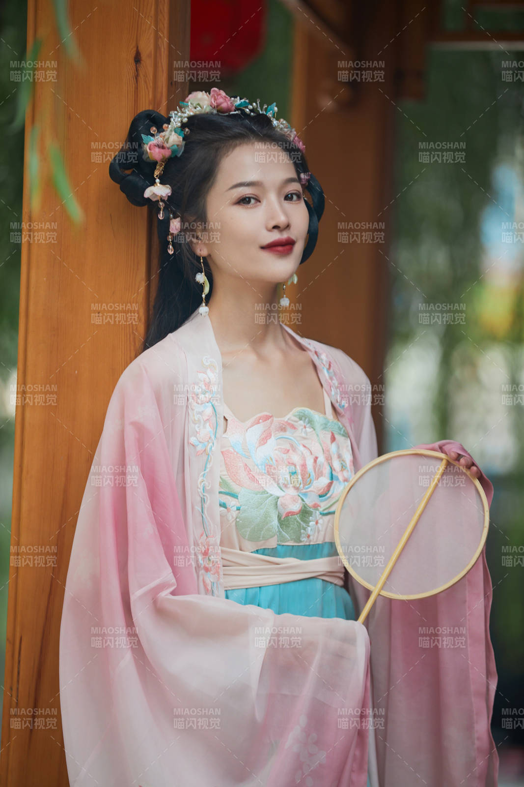 穿著漢服在古城拍照的東方美女