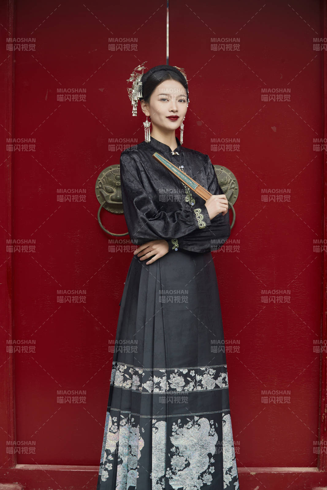 穿著中國漢族服飾馬面裙的東方女性