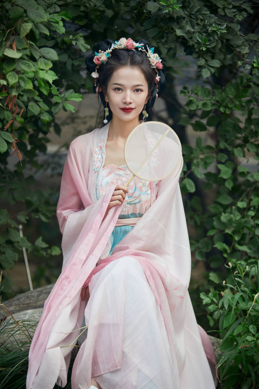 穿着汉服在古城拍照的东方美女