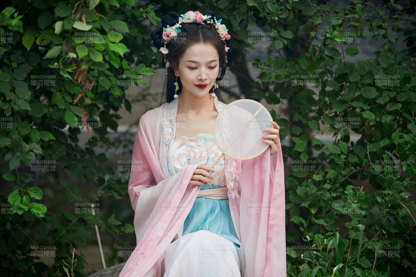 穿著漢服在古城拍照的東方美女