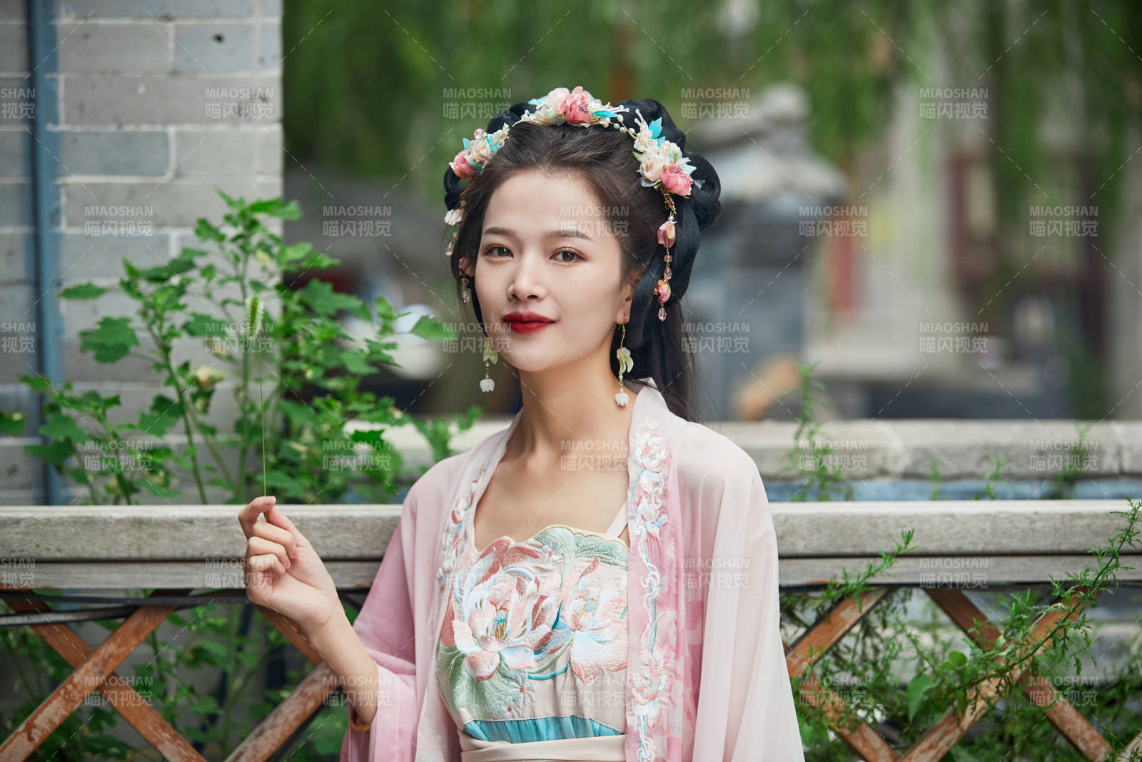 穿著漢服在古城拍照的東方美女