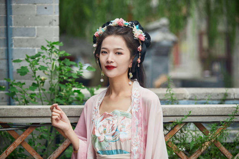 穿著漢服在古城拍照的東方美女