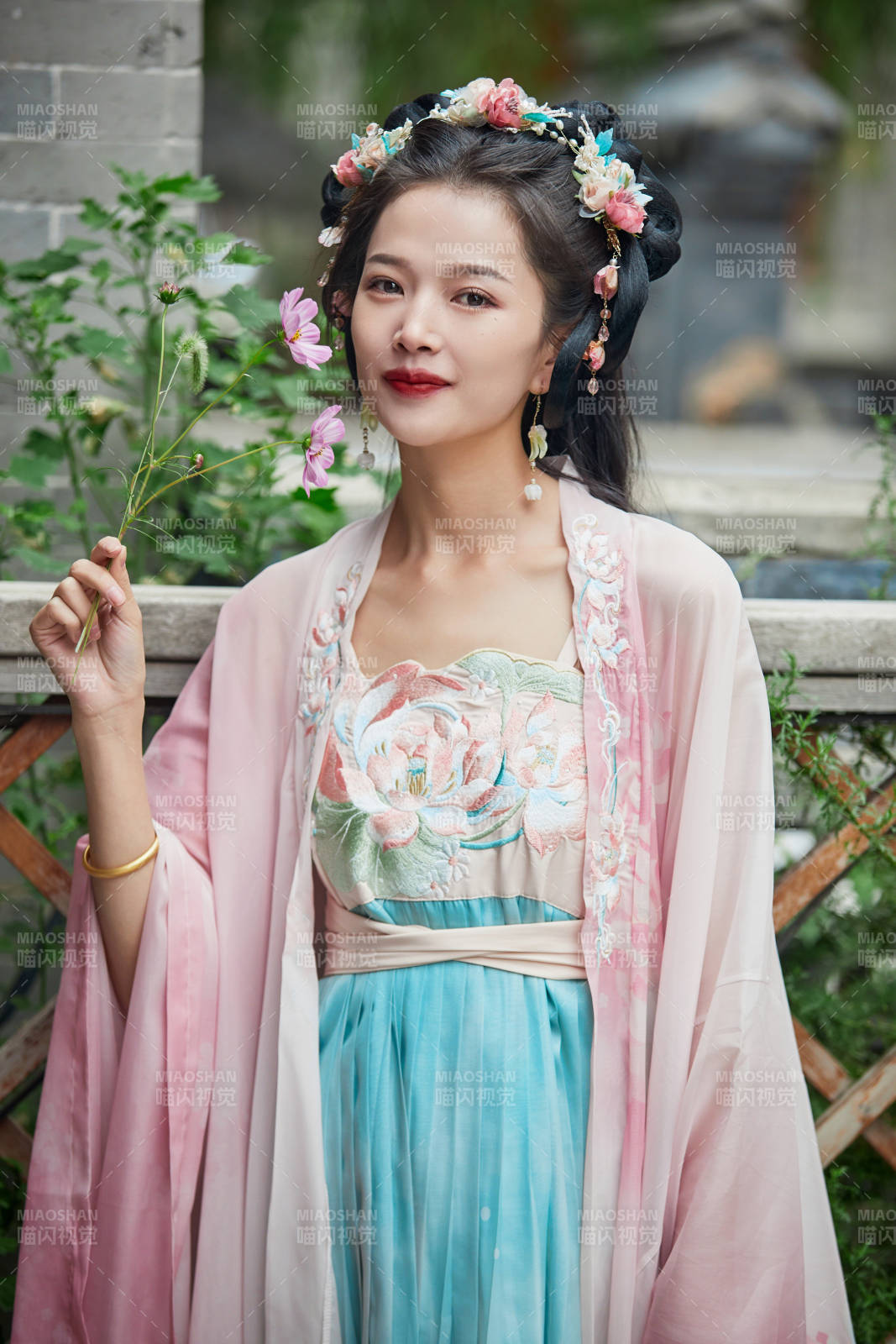 穿著漢服在古城拍照的東方美女