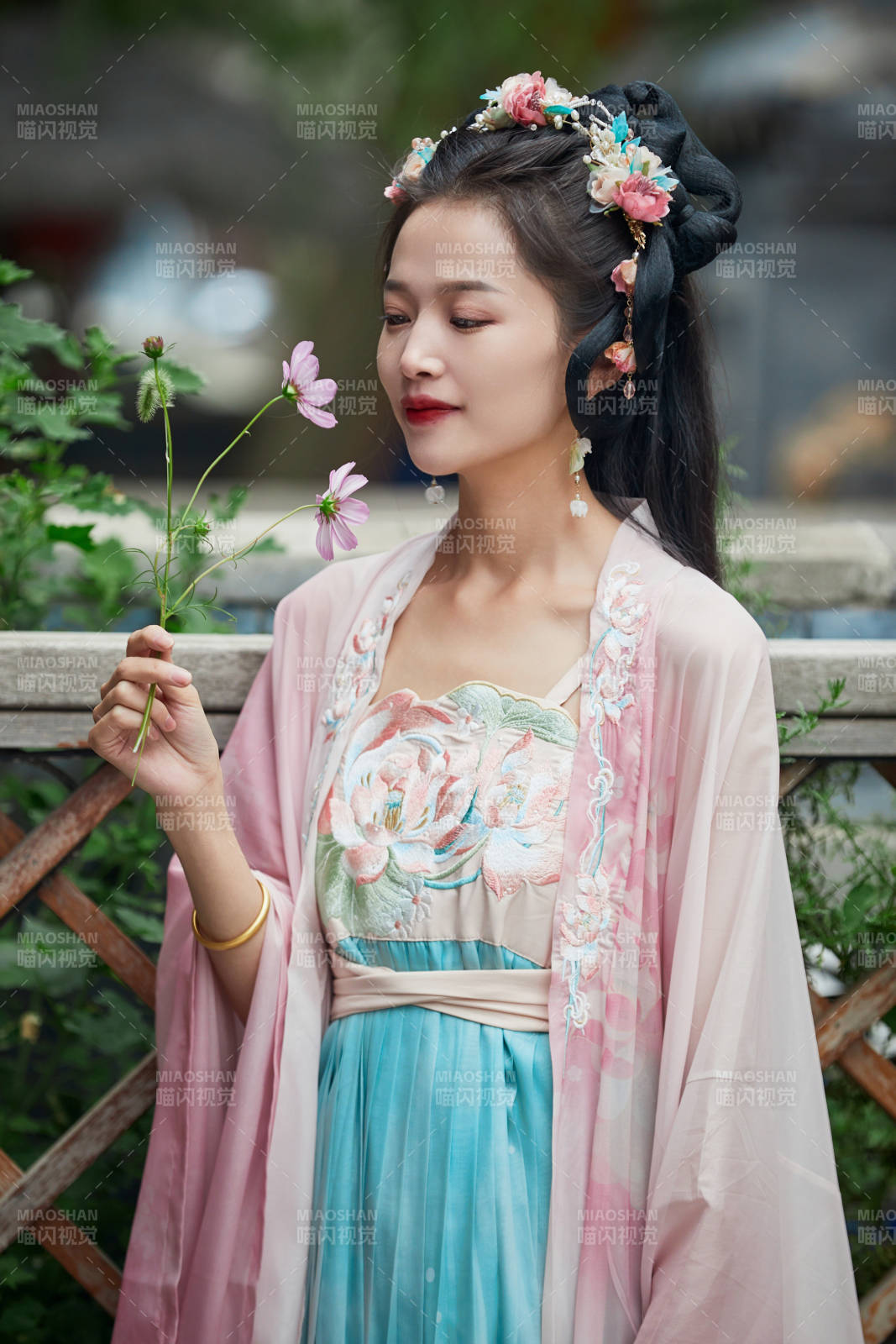 穿著漢服在古城拍照的東方美女