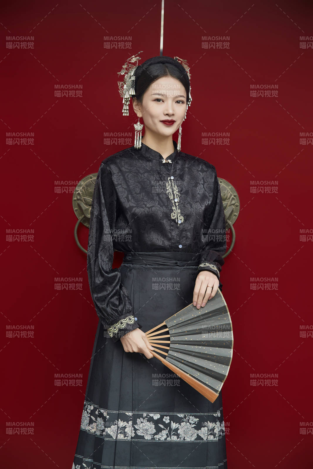 穿著中國漢族服飾馬面裙的東方女性