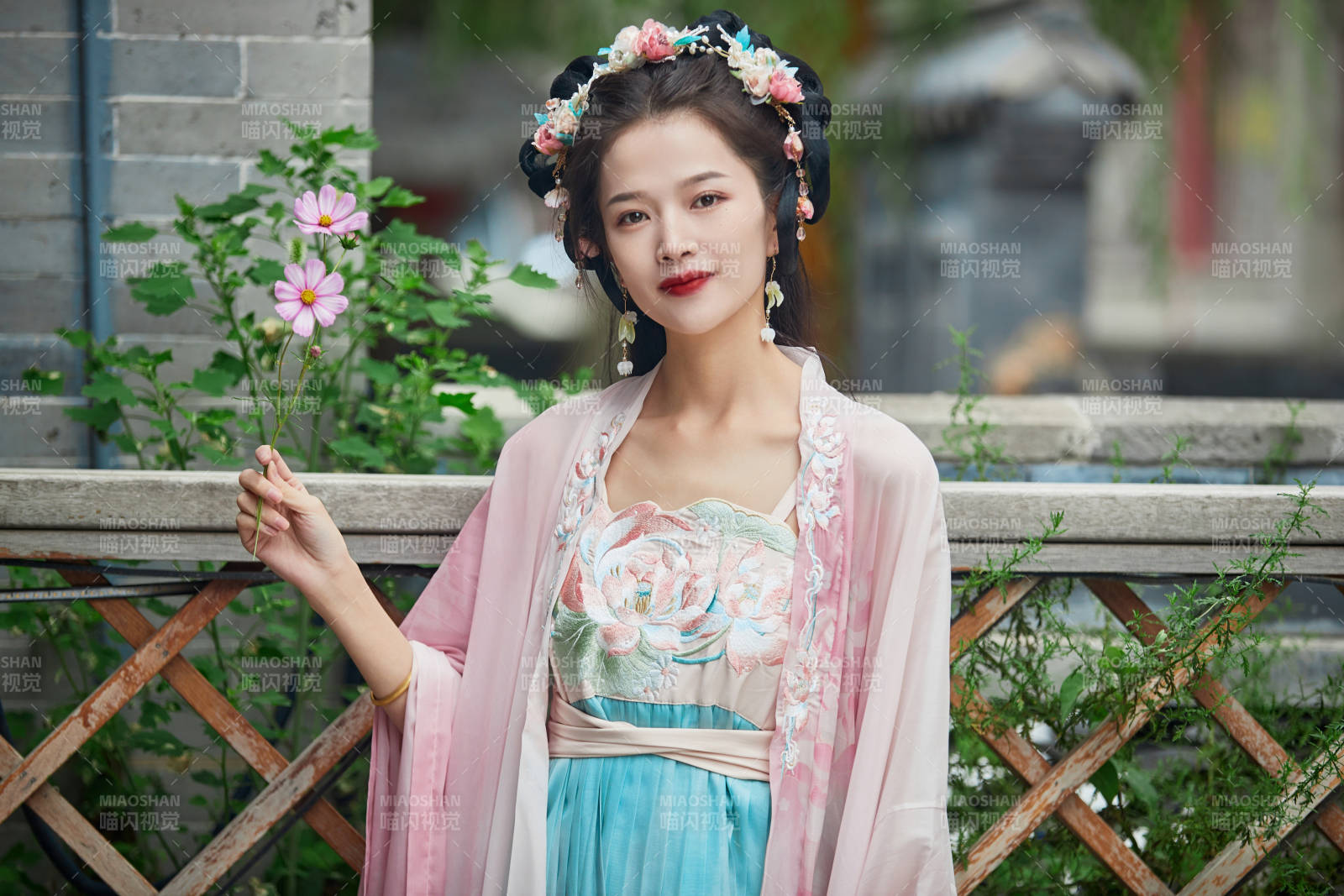 穿着汉服在古城拍照的东方美女