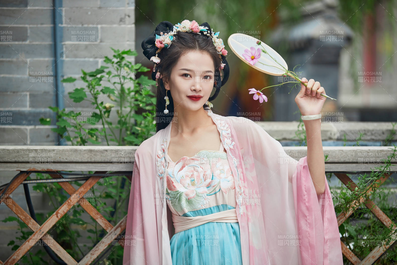 穿着汉服在古城拍照的东方美女