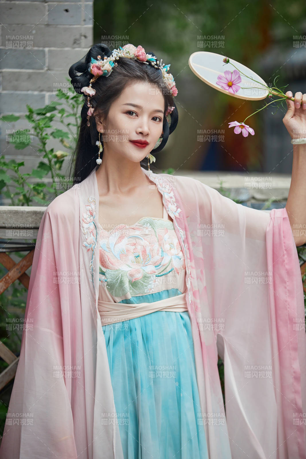 穿著漢服在古城拍照的東方美女