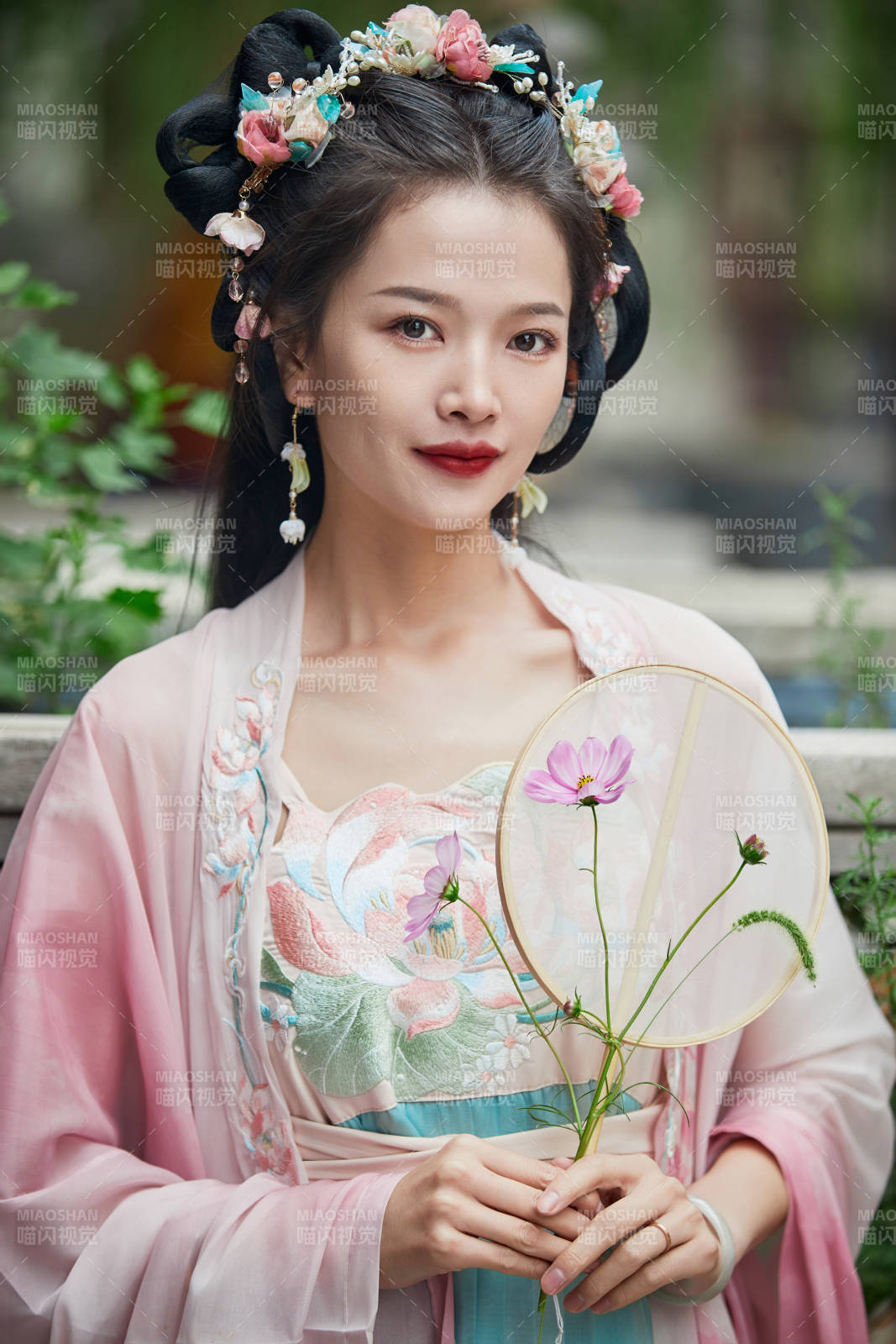 穿着汉服在古城拍照的东方美女