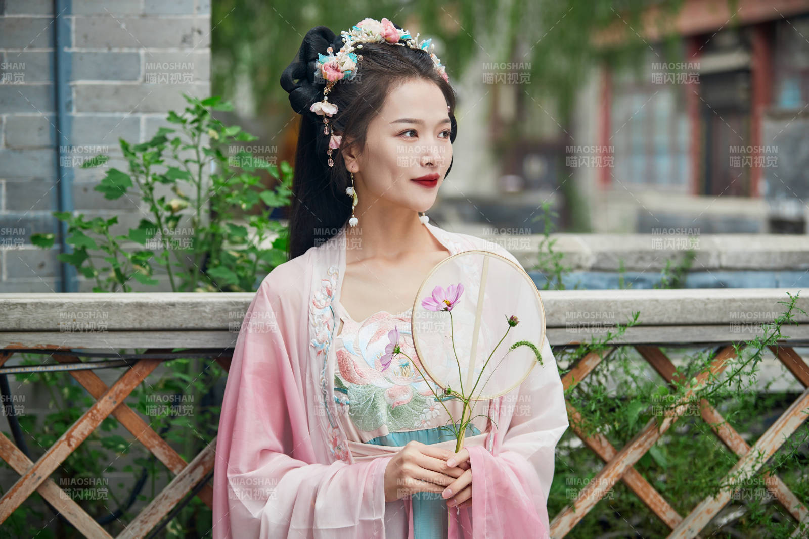 穿着汉服在古城拍照的东方美女