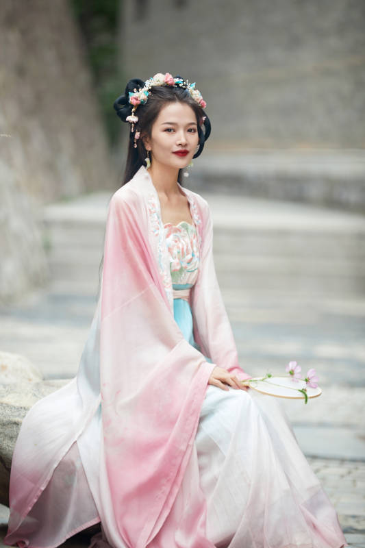 穿着汉服在古城拍照的东方美女