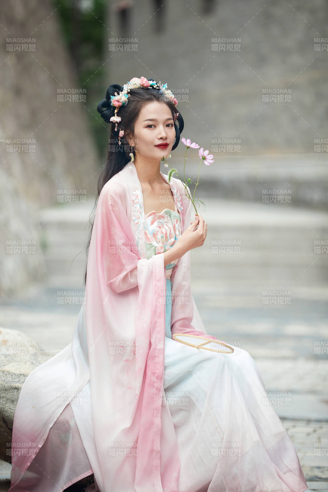 穿著漢服在古城拍照的東方美女