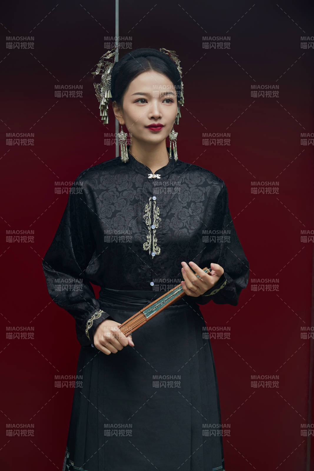 穿着中国汉族服饰马面裙的东方女性