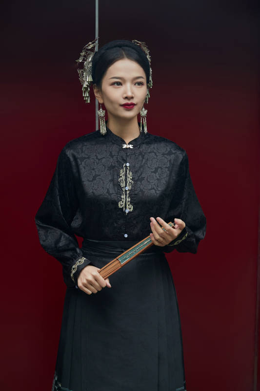 穿着中国汉族服饰马面裙的东方女性