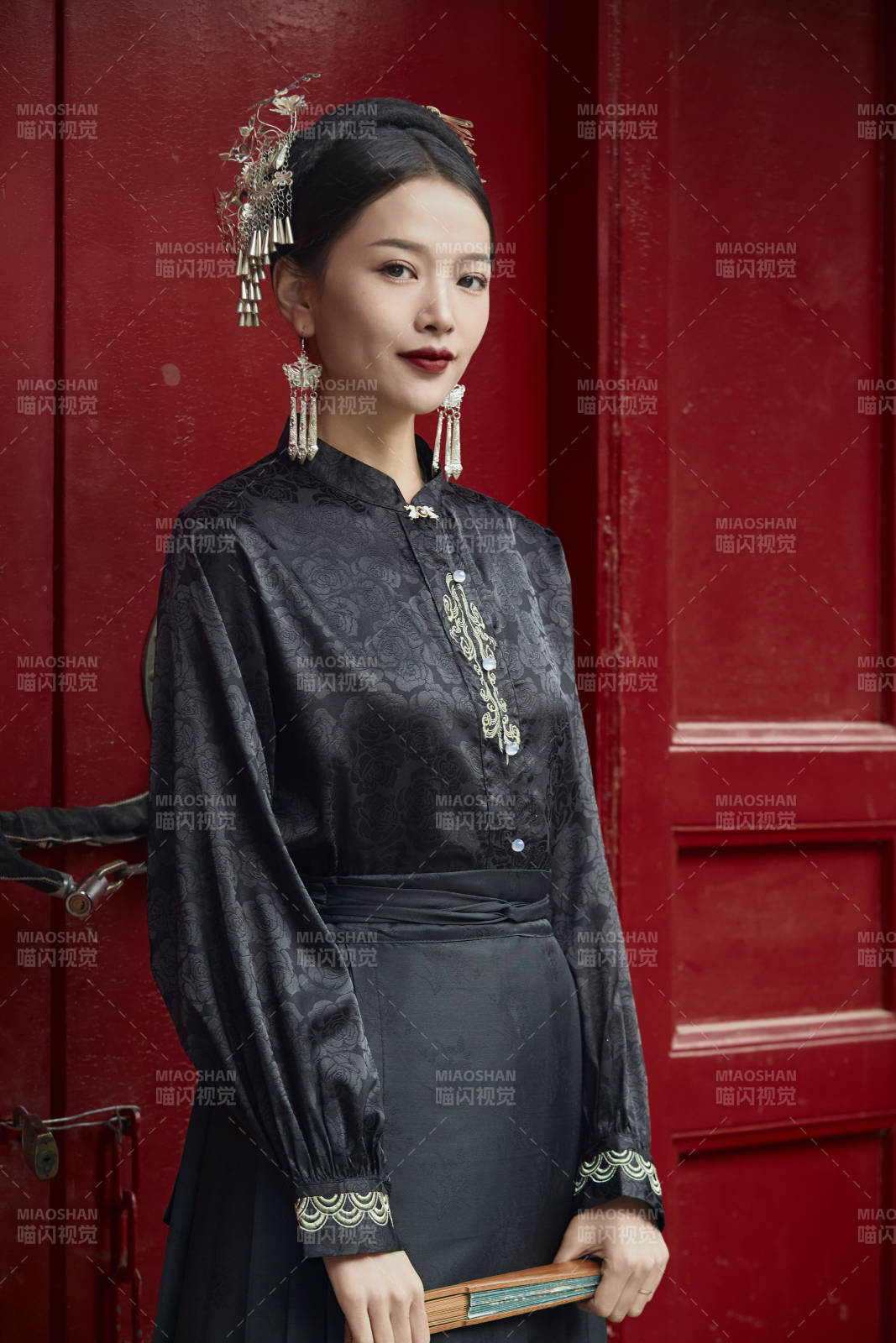 穿著中國漢族服飾馬面裙的東方女性