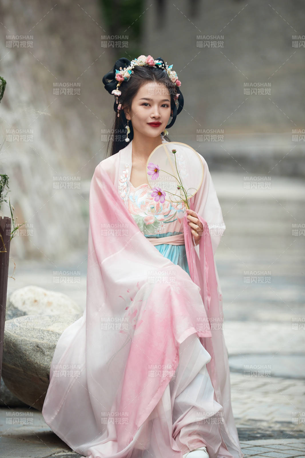 穿著漢服在古城拍照的東方美女