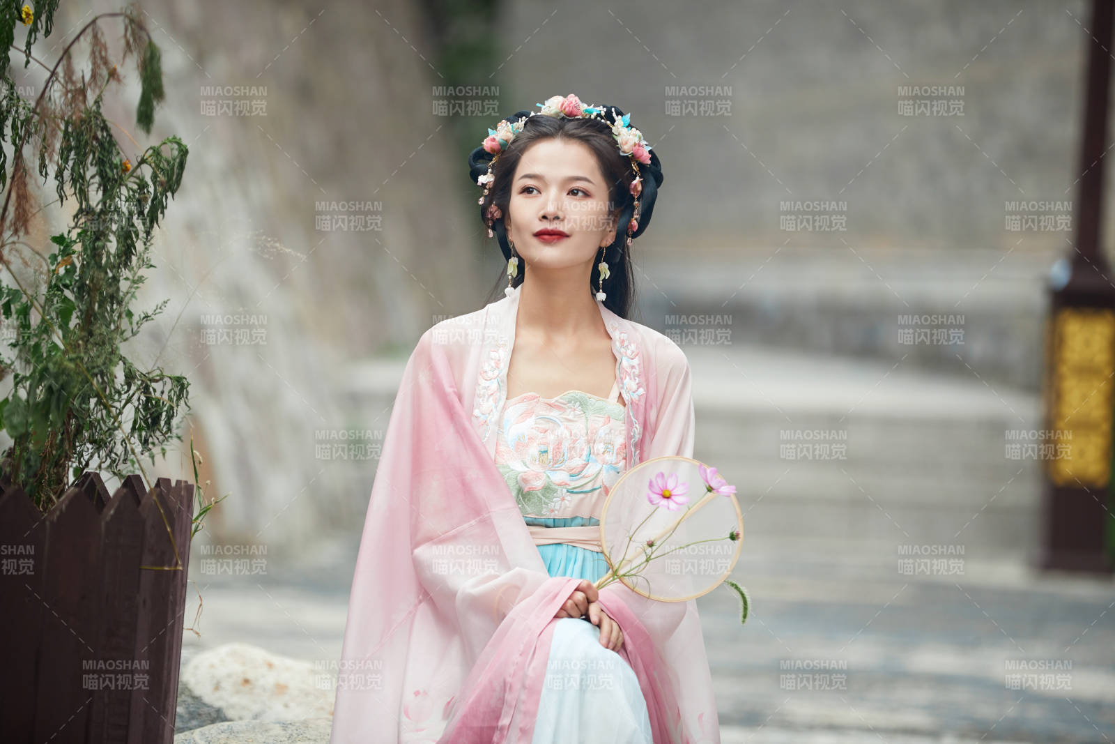 穿著漢服在古城拍照的東方美女