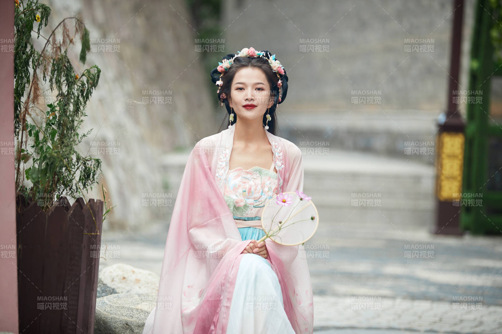 穿着汉服在古城拍照的东方美女