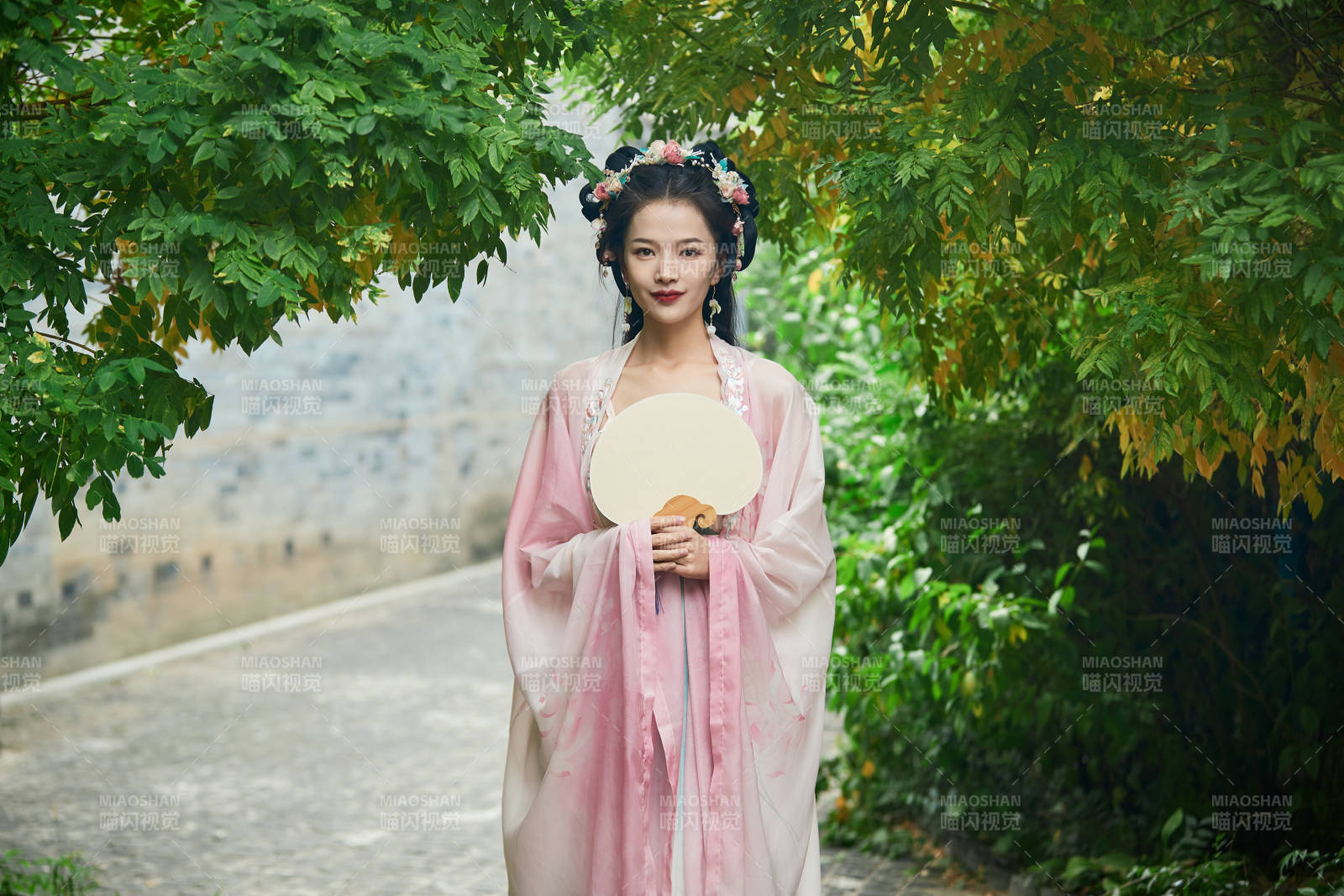 穿着汉服在古城拍照的东方美女