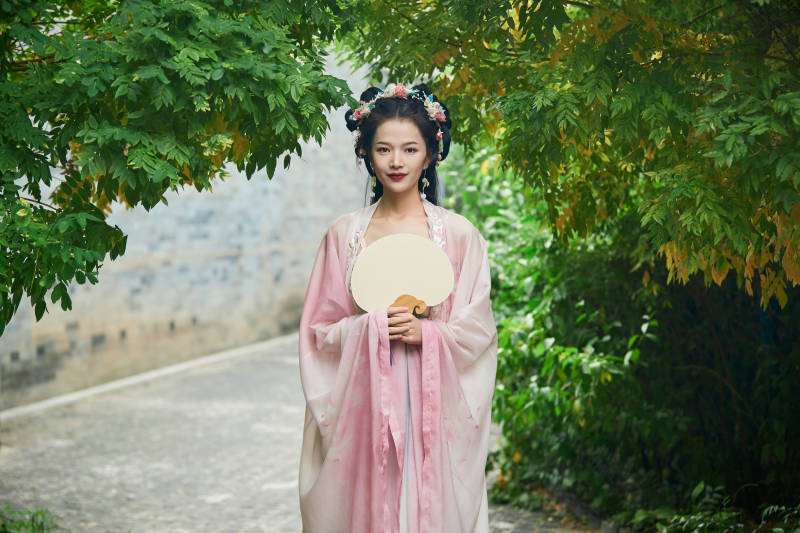 穿着汉服在古城拍照的东方美女