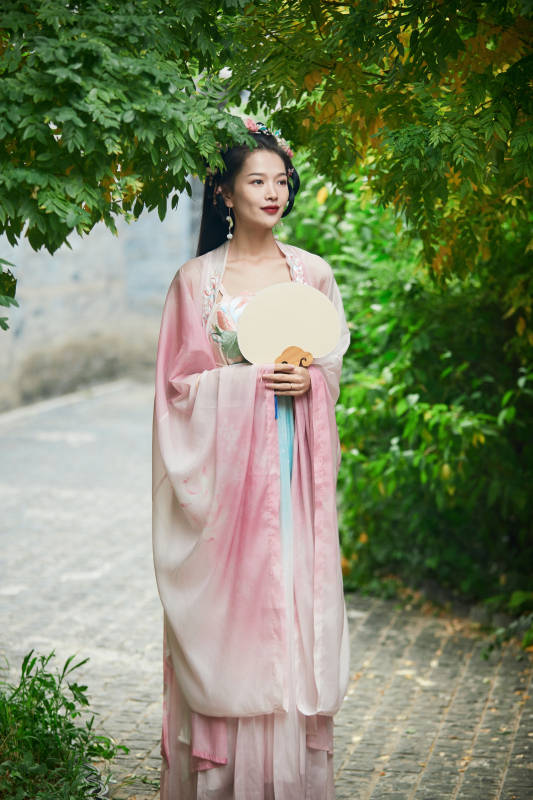 穿着汉服在古城拍照的东方美女