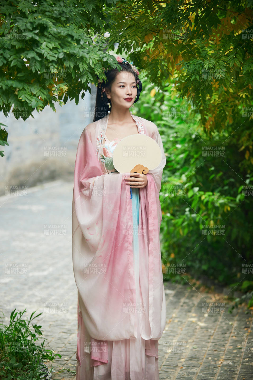 穿着汉服在古城拍照的东方美女