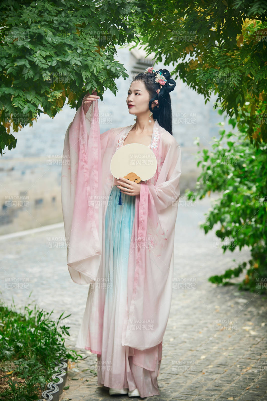 穿著漢服在古城拍照的東方美女