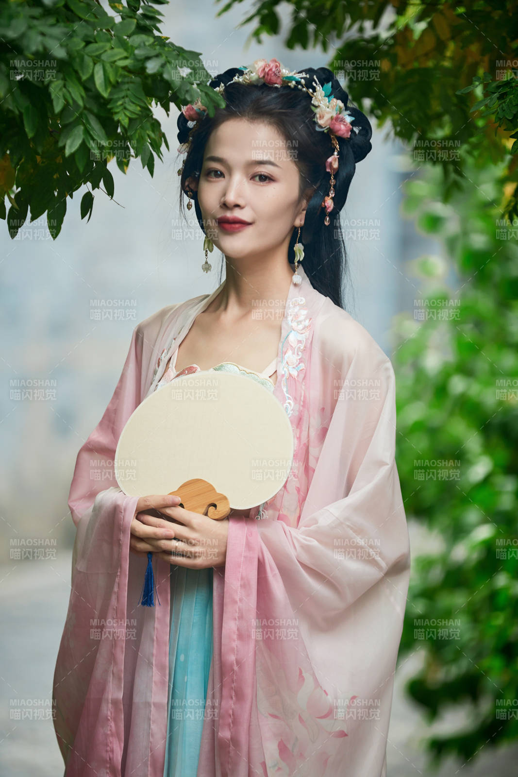 穿着汉服在古城拍照的东方美女图片