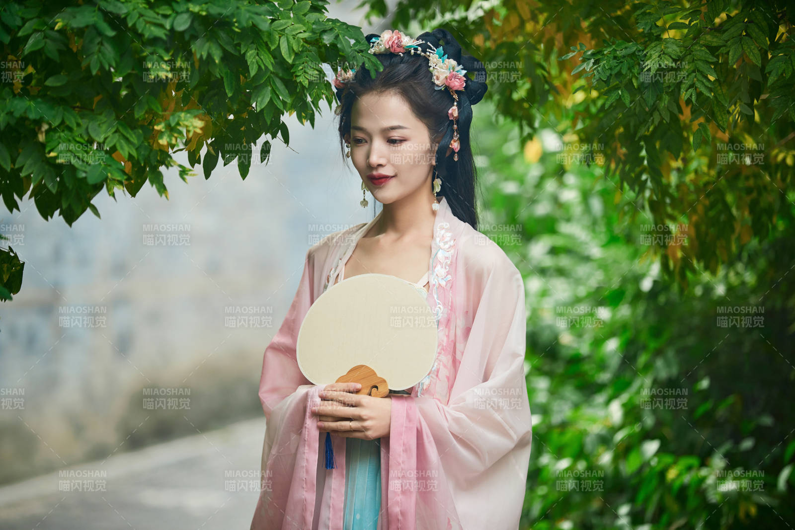 穿着汉服在古城拍照的东方美女