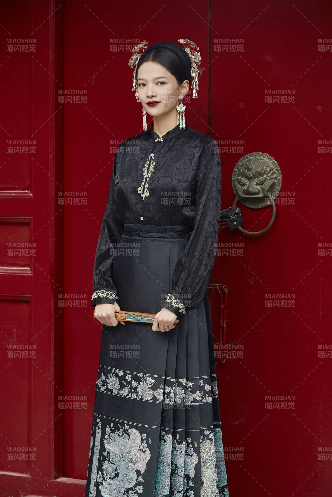 穿著中國漢族服飾馬面裙的東方女性