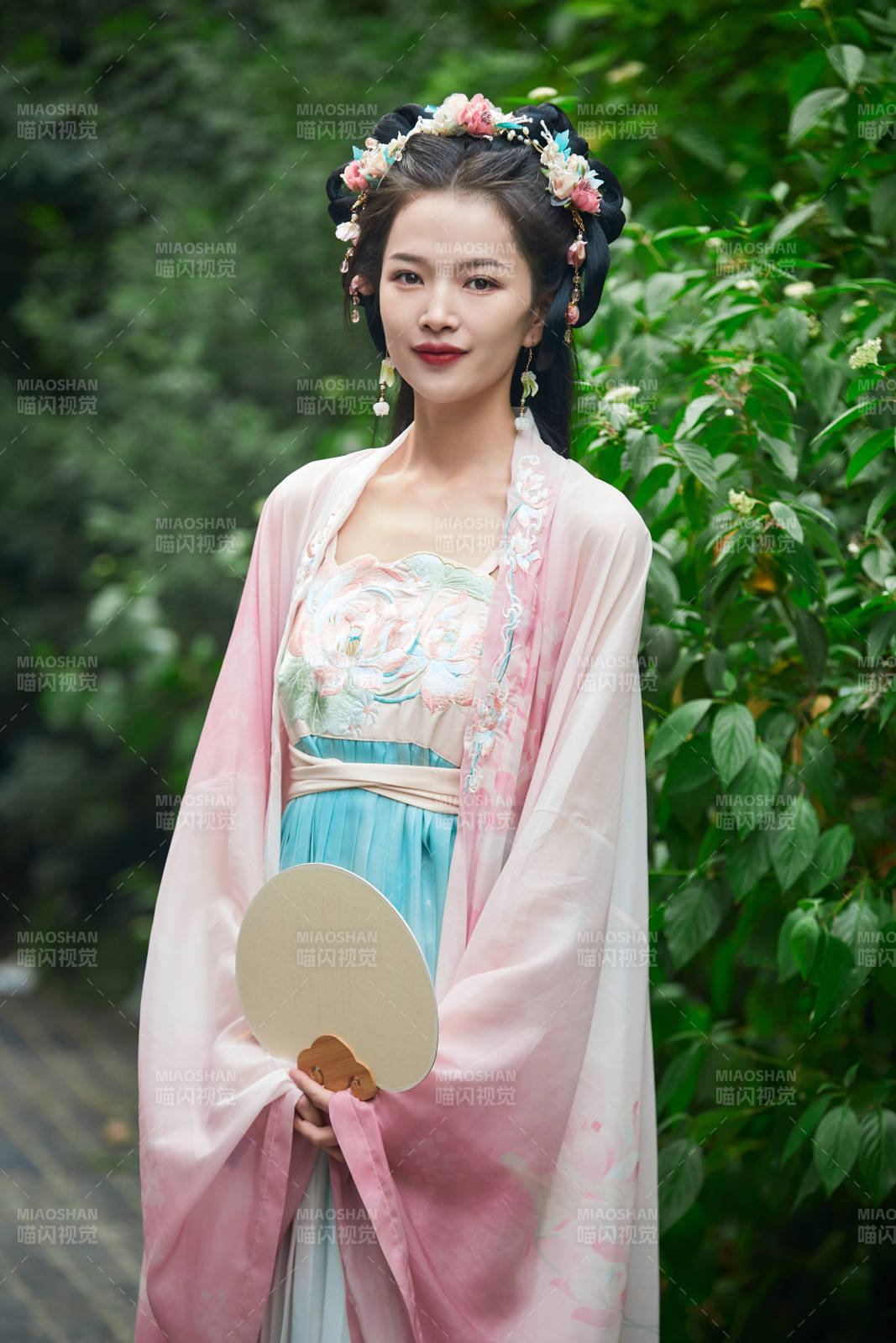 穿著漢服在古城拍照的東方美女