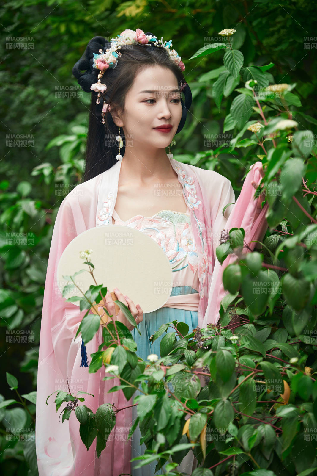 穿著漢服在古城拍照的東方美女