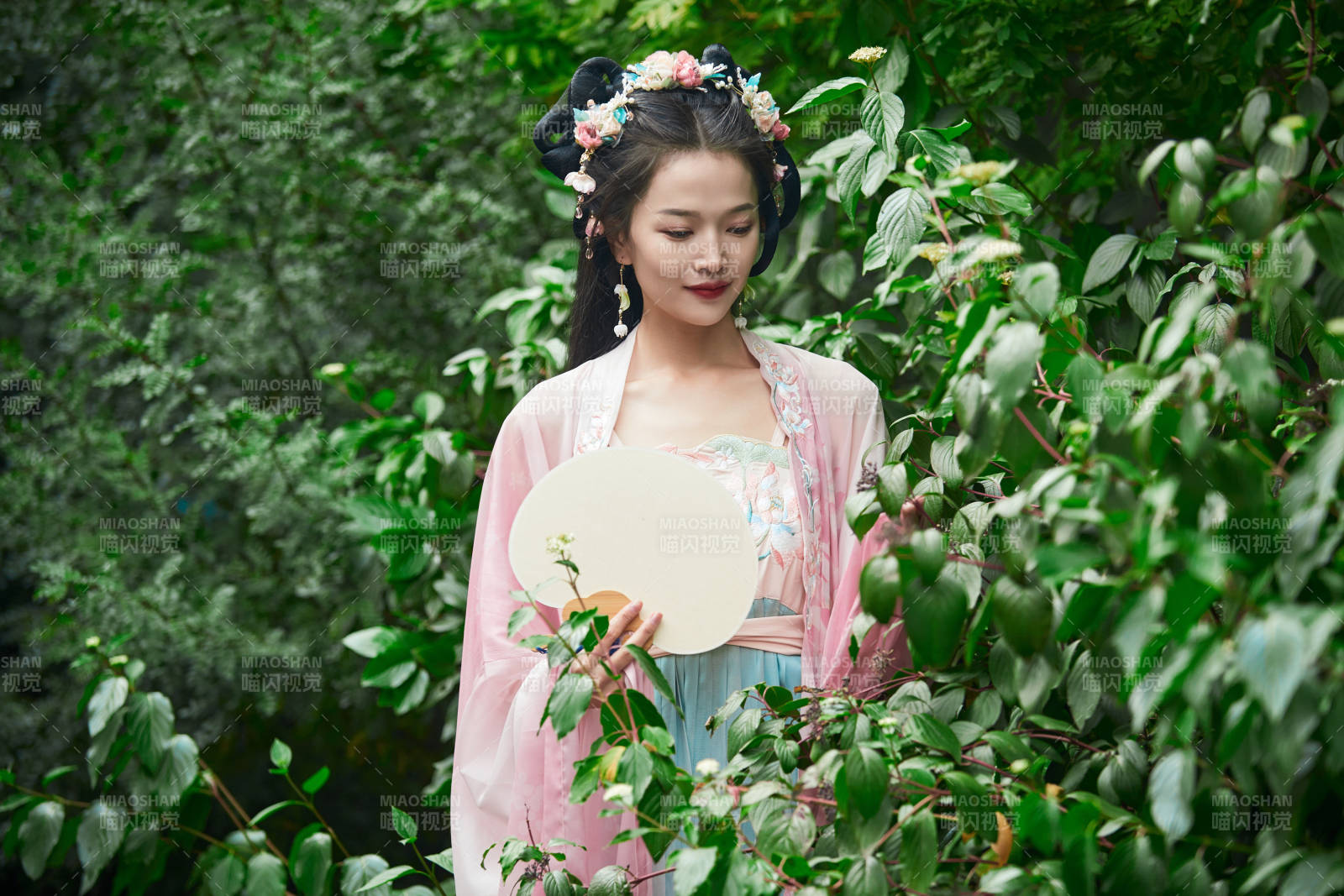 穿着汉服在古城拍照的东方美女