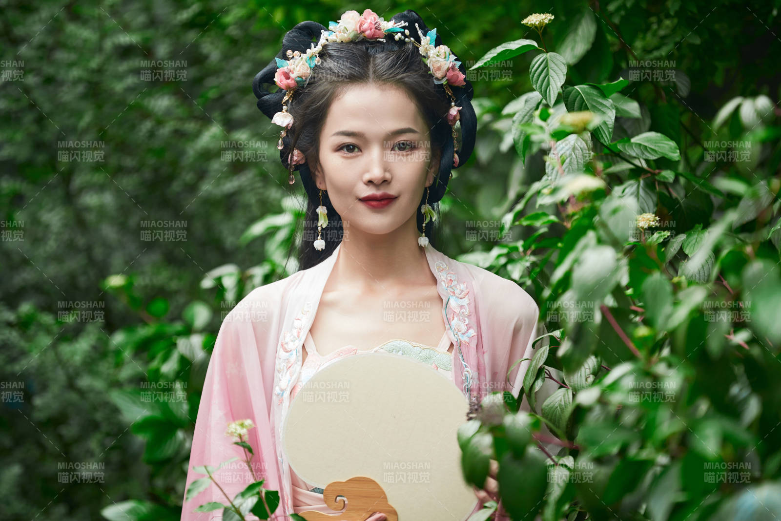 穿著漢服在古城拍照的東方美女