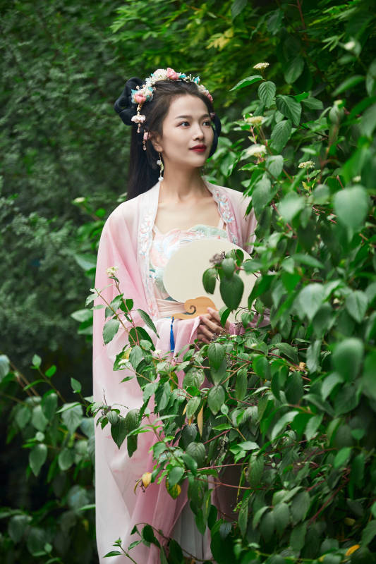 穿着汉服在古城拍照的东方美女