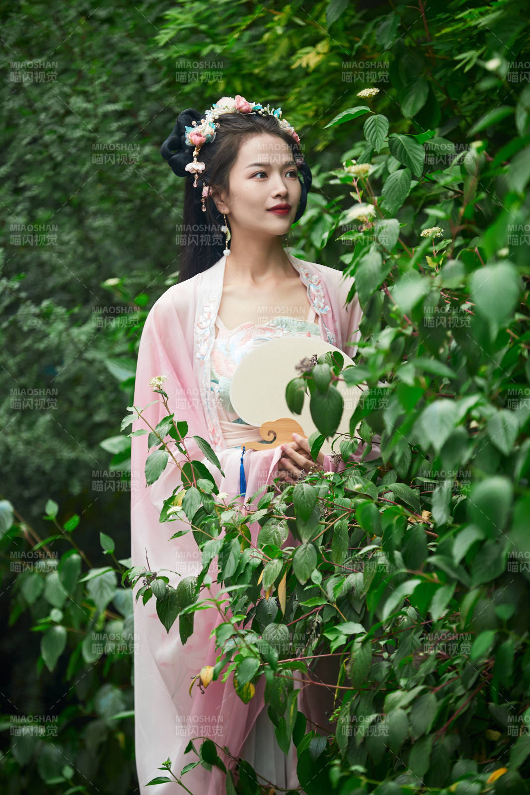 穿着汉服在古城拍照的东方美女