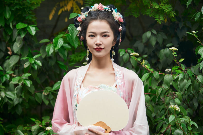 穿着汉服在古城拍照的东方美女