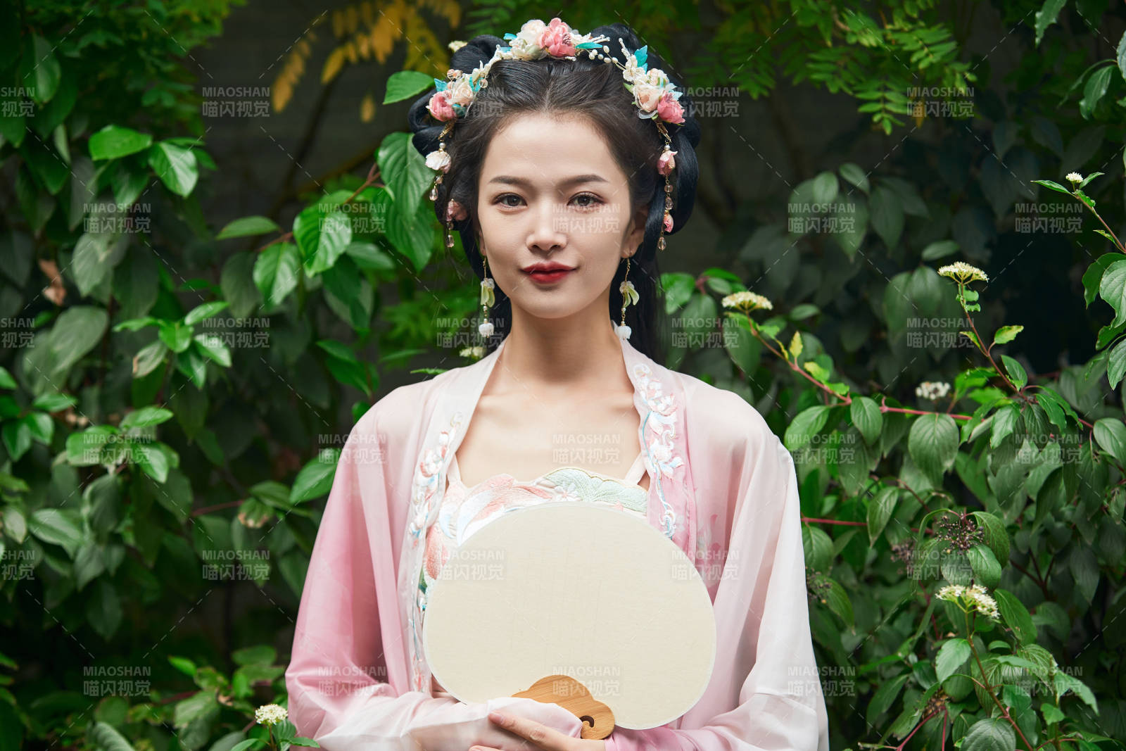 穿着汉服在古城拍照的东方美女