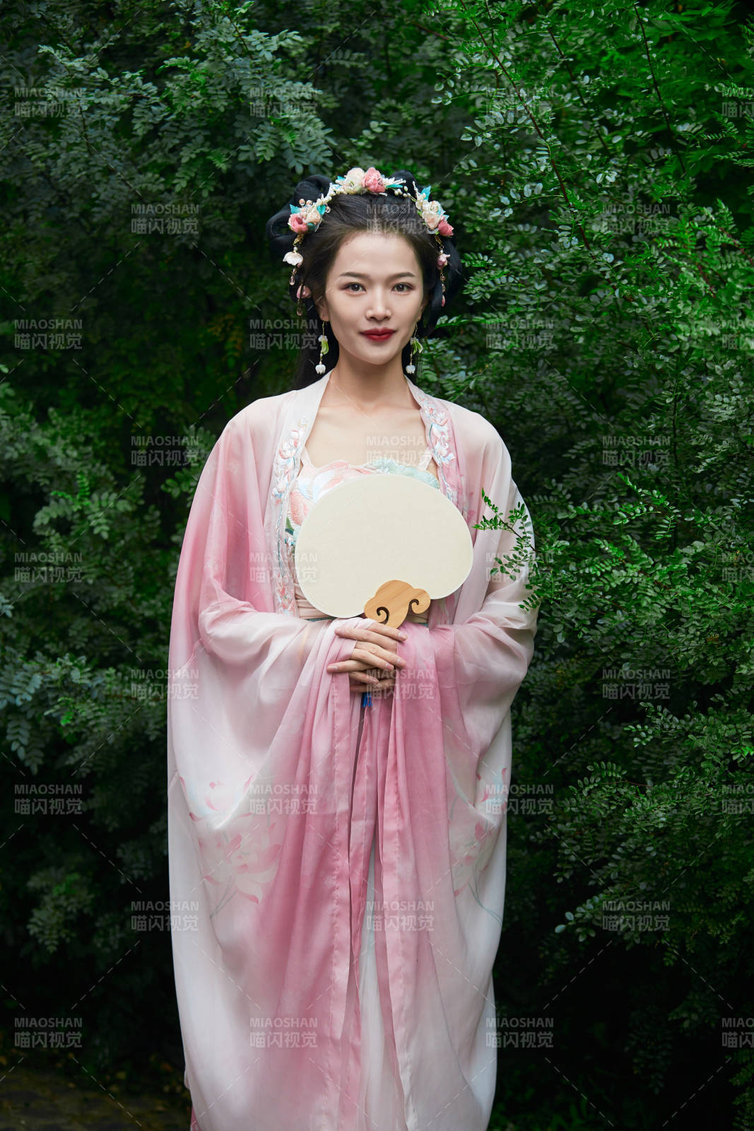 穿着汉服在古城拍照的东方美女图片