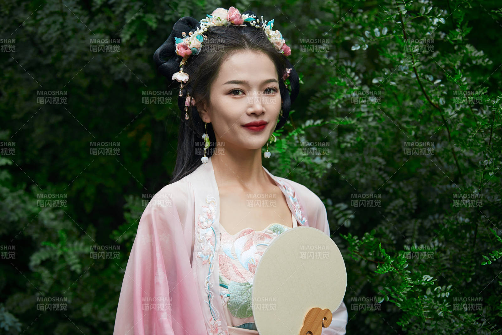 穿著漢服在古城拍照的東方美女