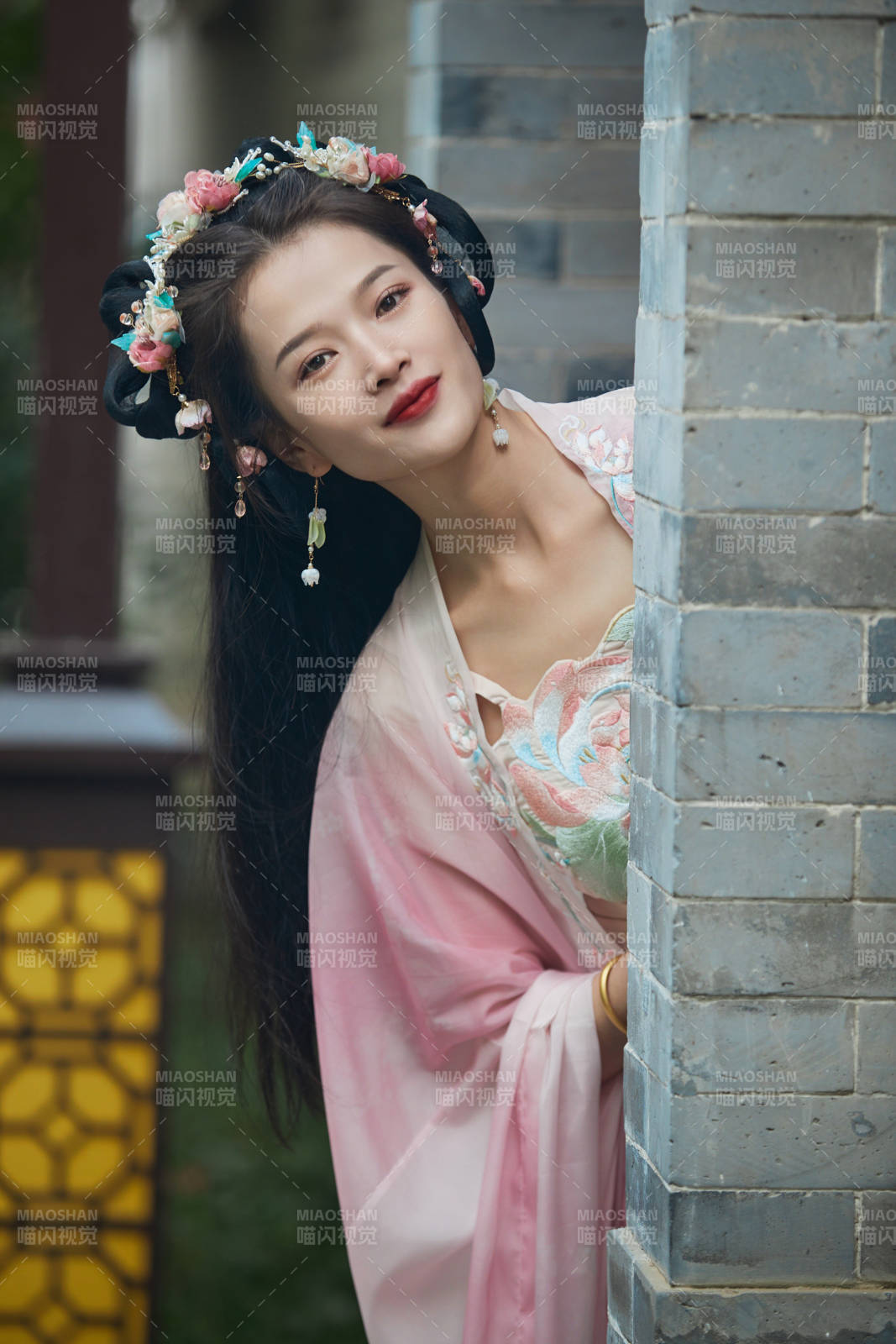 穿著漢服在古城拍照的東方美女