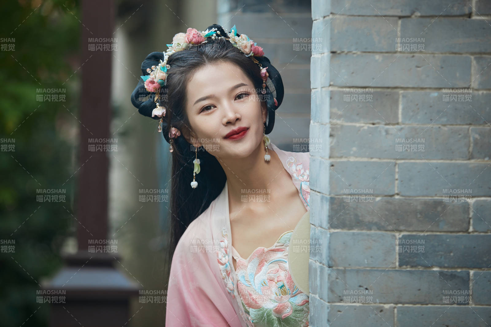 穿著漢服在古城拍照的東方美女