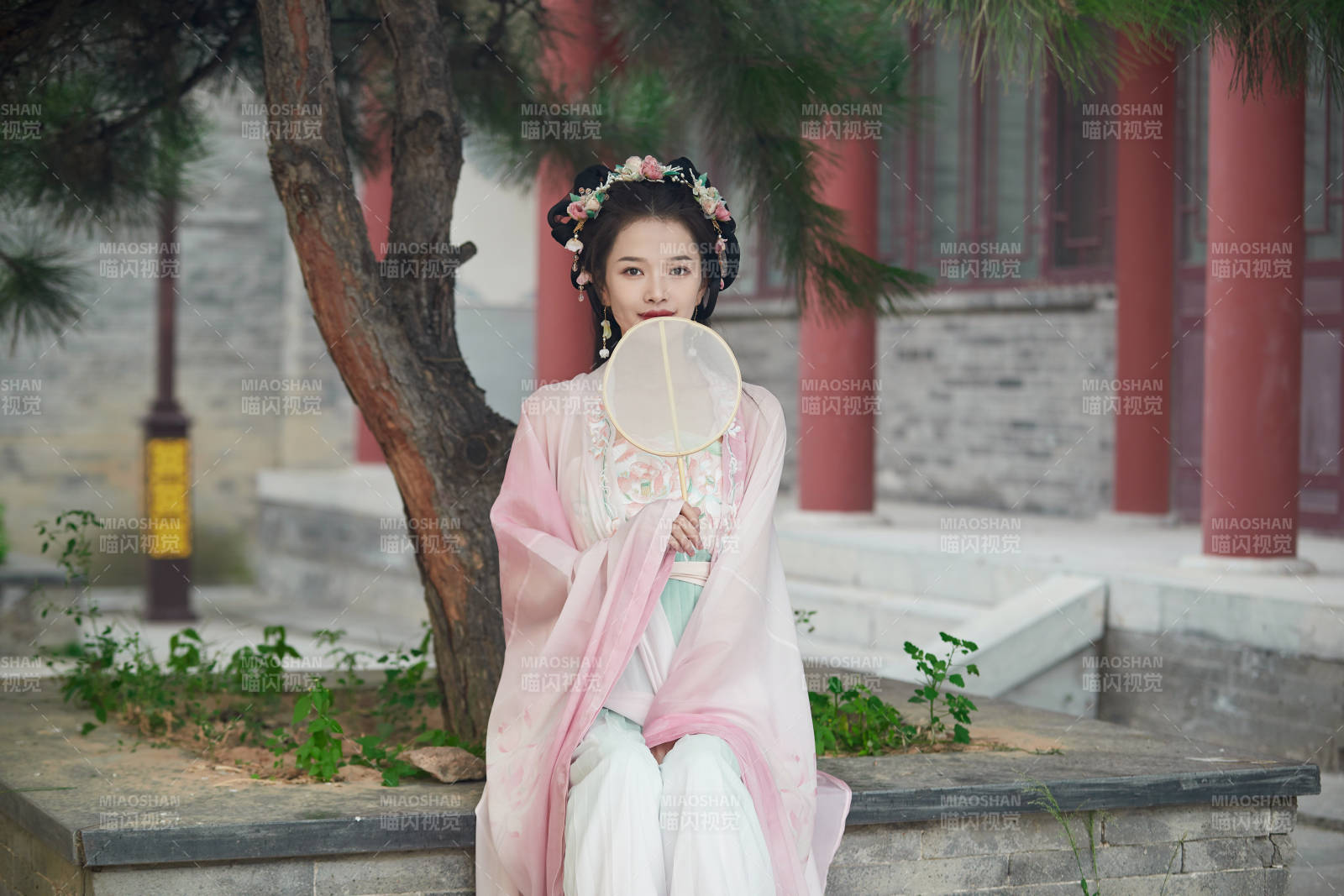 穿著漢服在古城拍照的東方美女