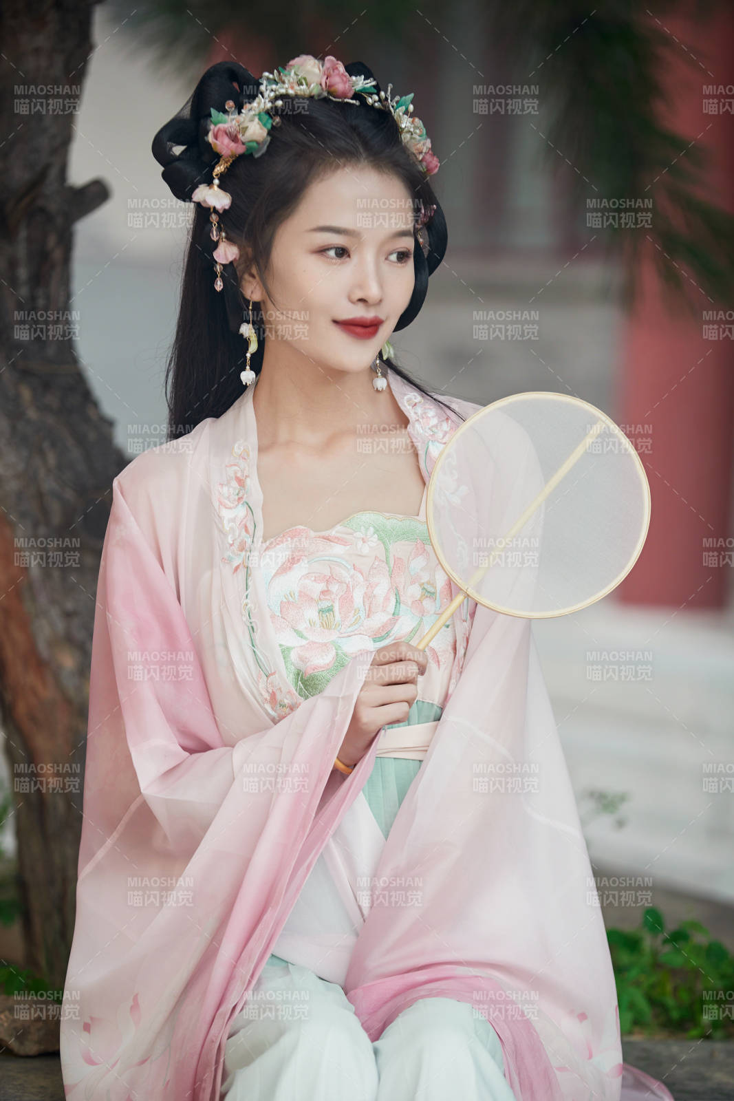 穿着汉服在古城拍照的东方美女