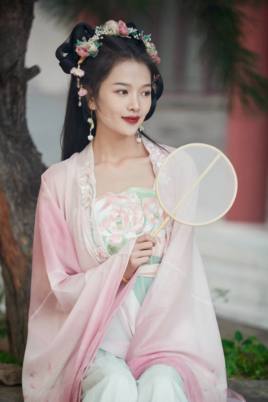 穿着汉服在古城拍照的东方美女