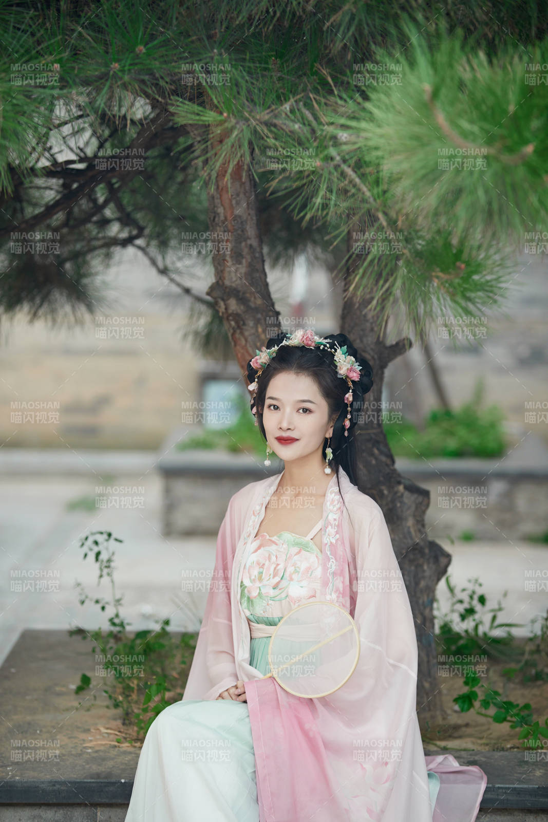 穿著漢服在古城拍照的東方美女