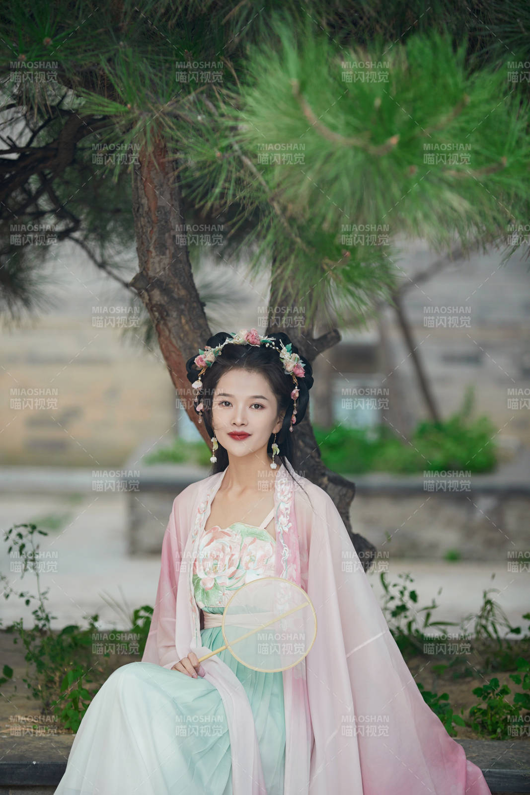 穿着汉服在古城拍照的东方美女